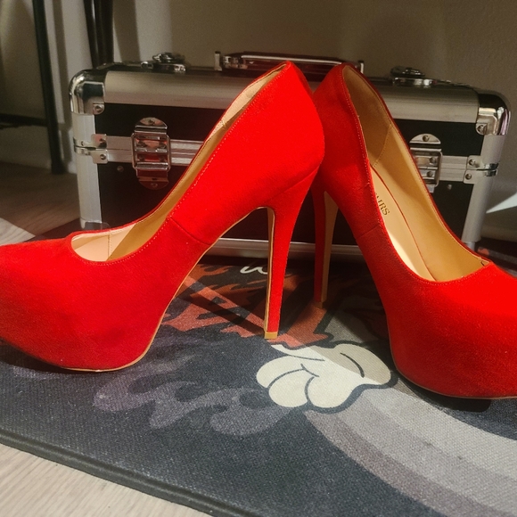 Dream Pairs Red Hot Pumps 👠 - Picture 2 of 4